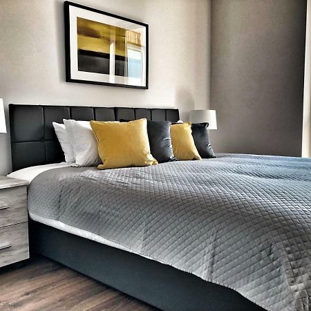 Luxury 2 Bed 2 Bath Apartment 18 Mins From Central London - Sleeps 6 Watford  Exteriör bild