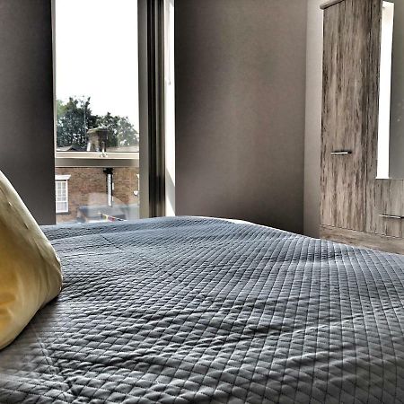 Luxury 2 Bed 2 Bath Apartment 18 Mins From Central London - Sleeps 6 Watford  Exteriör bild