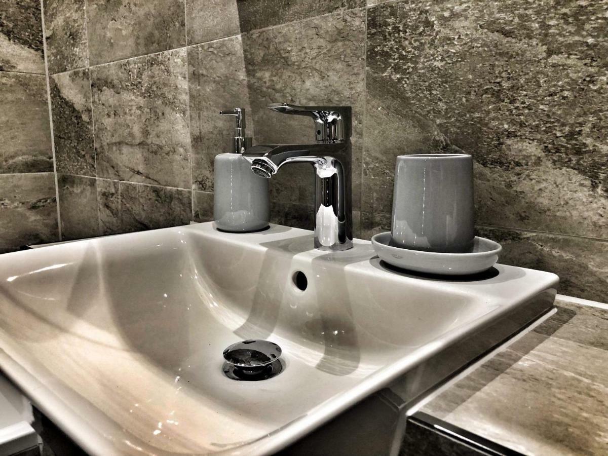 Luxury 2 Bed 2 Bath Apartment 18 Mins From Central London - Sleeps 6 Watford  Exteriör bild