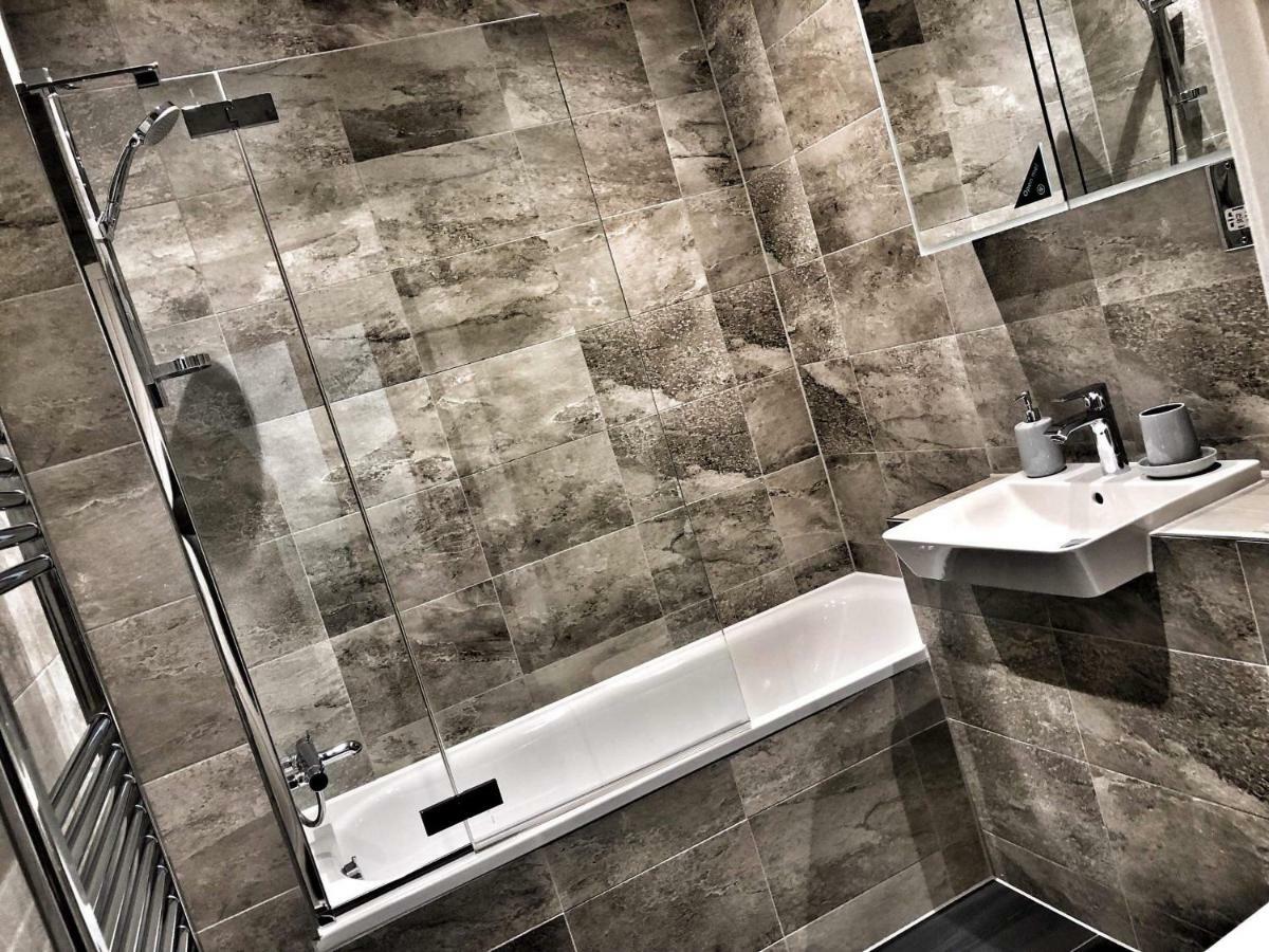 Luxury 2 Bed 2 Bath Apartment 18 Mins From Central London - Sleeps 6 Watford  Exteriör bild
