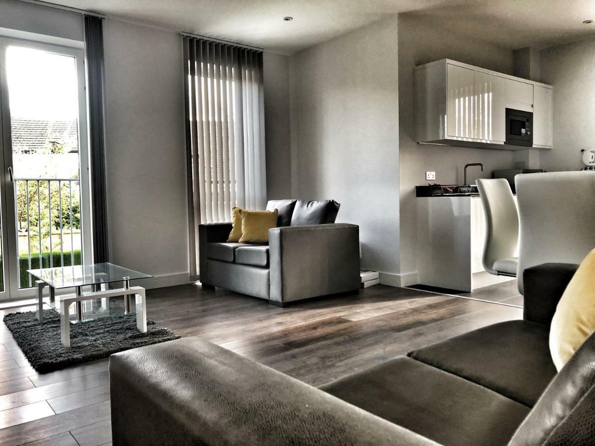 Luxury 2 Bed 2 Bath Apartment 18 Mins From Central London - Sleeps 6 Watford  Exteriör bild