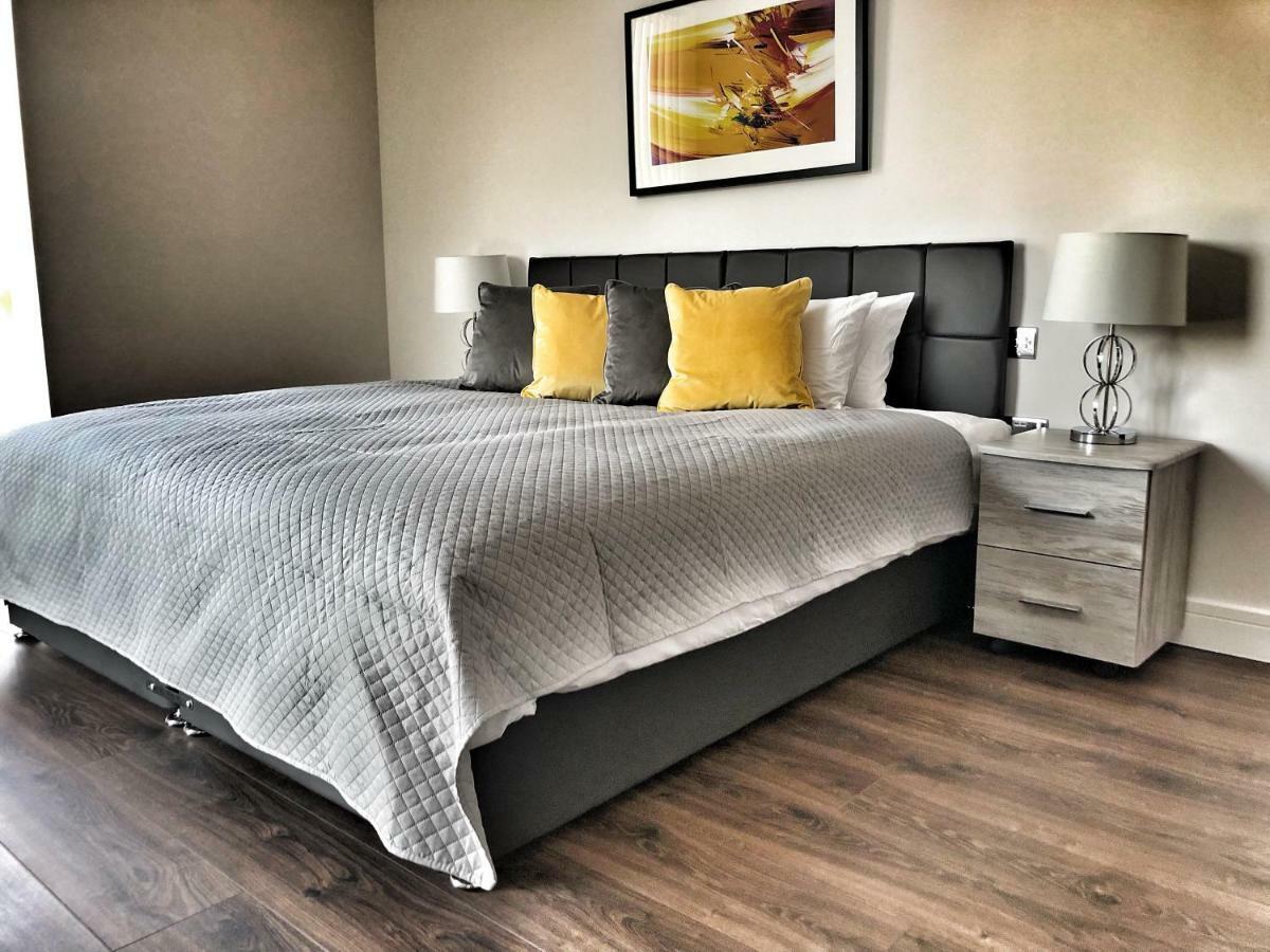 Luxury 2 Bed 2 Bath Apartment 18 Mins From Central London - Sleeps 6 Watford  Exteriör bild