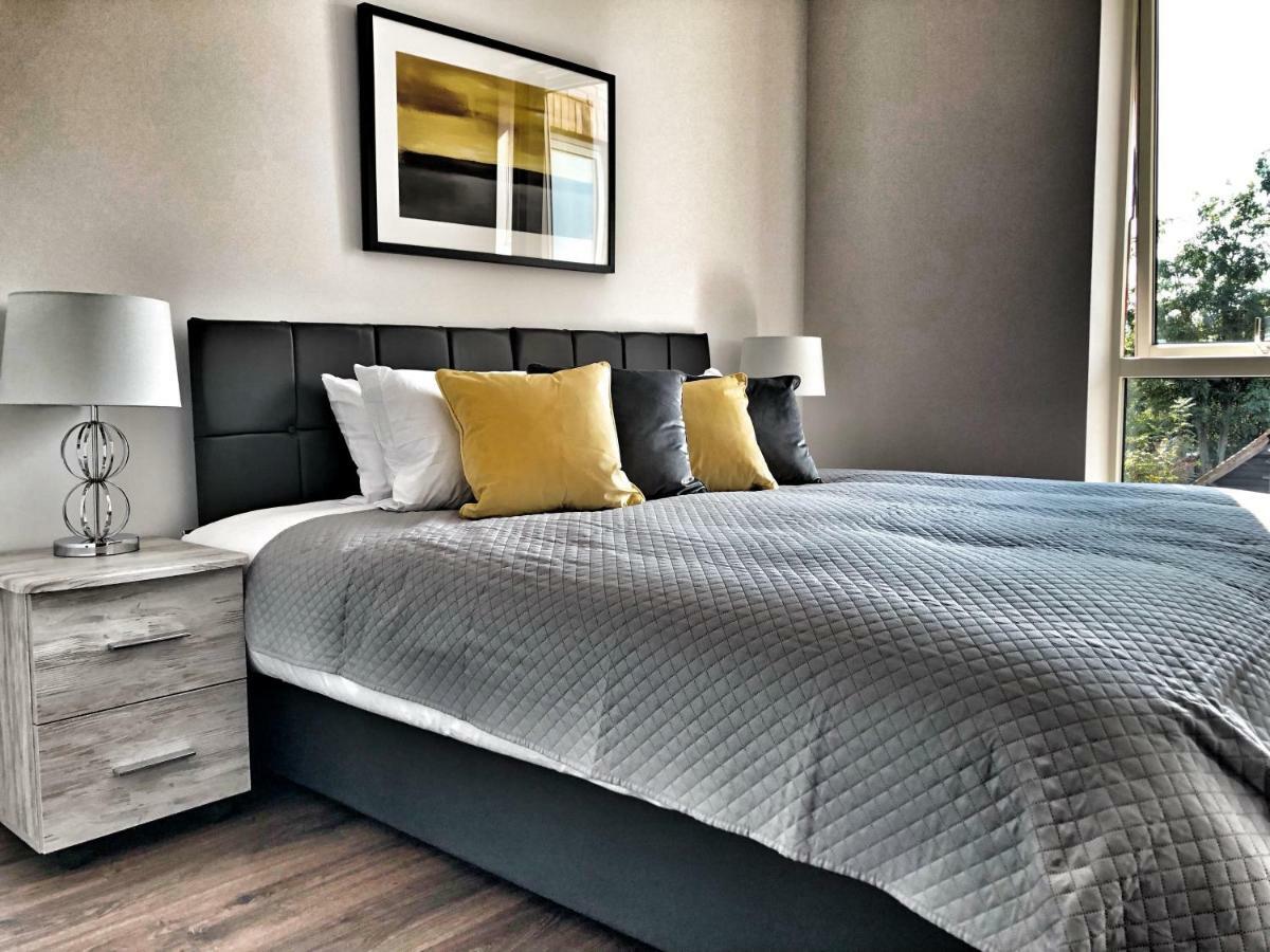 Luxury 2 Bed 2 Bath Apartment 18 Mins From Central London - Sleeps 6 Watford  Exteriör bild