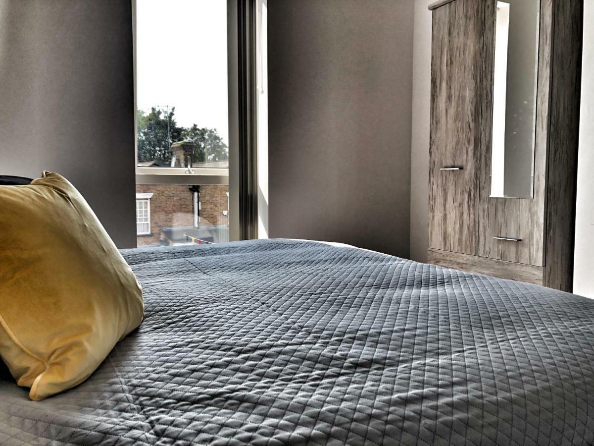 Luxury 2 Bed 2 Bath Apartment 18 Mins From Central London - Sleeps 6 Watford  Exteriör bild