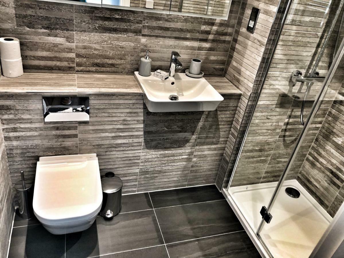 Luxury 2 Bed 2 Bath Apartment 18 Mins From Central London - Sleeps 6 Watford  Exteriör bild