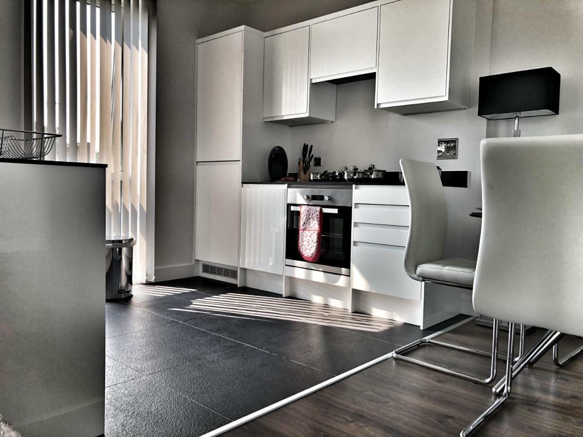 Luxury 2 Bed 2 Bath Apartment 18 Mins From Central London - Sleeps 6 Watford  Exteriör bild