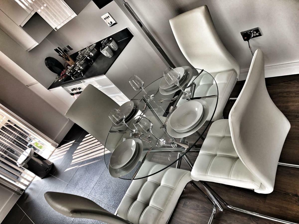 Luxury 2 Bed 2 Bath Apartment 18 Mins From Central London - Sleeps 6 Watford  Exteriör bild